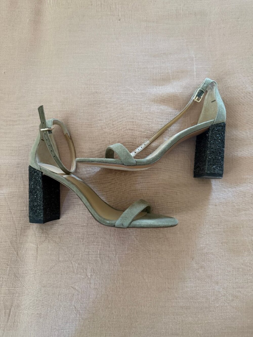 Banana Republic Size 6 Suede Heel Never Worn